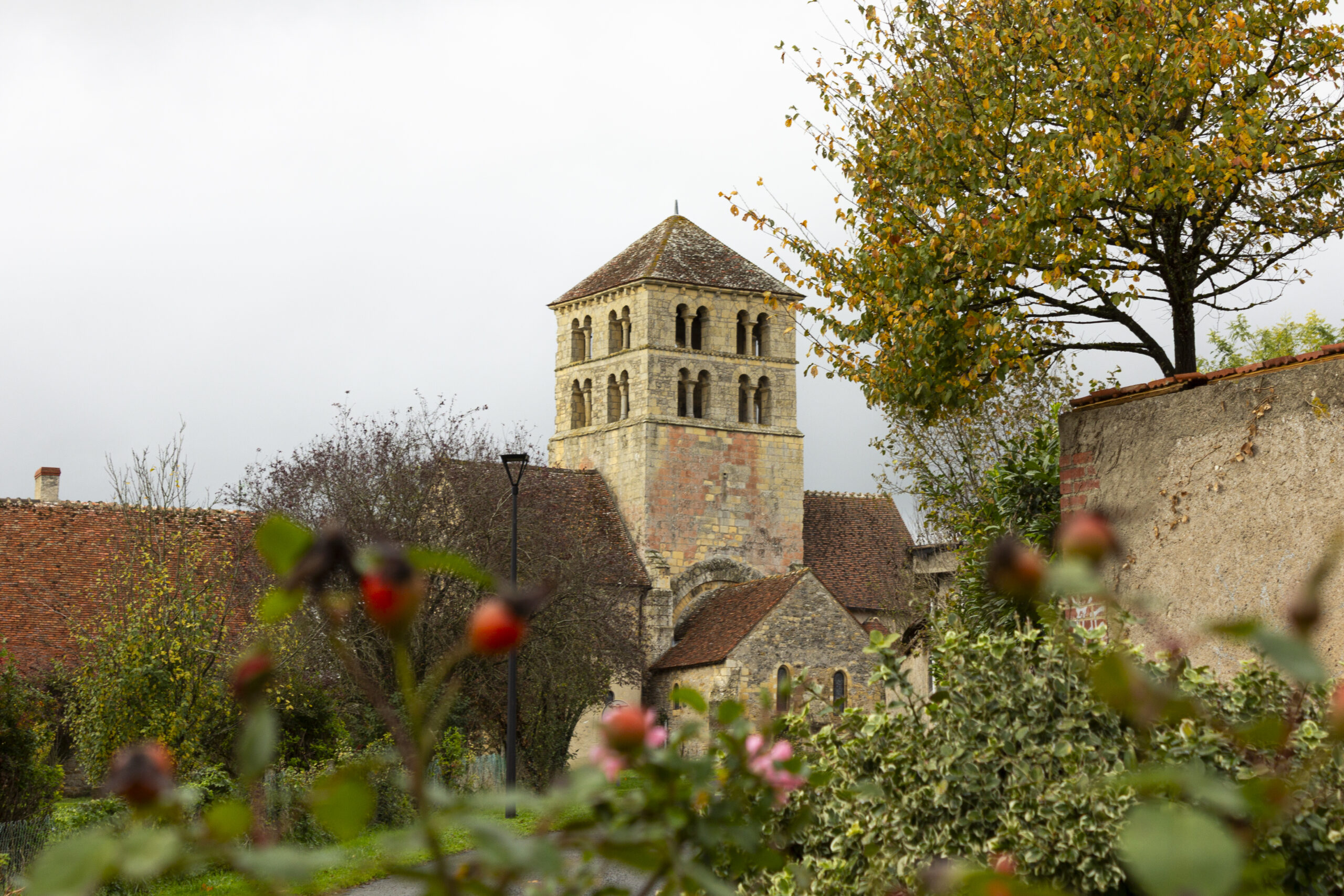 BEARD 58160 vue du lavoir scaled - Église de Béard - Église Saint-Laurent de Béard